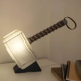 Luminária 3D Marvel Martelo Thor Decoração Geek Temática Realista