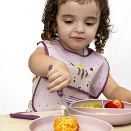 Babador Impermeável com Bolso Coletor Milky Prático e Lavável
