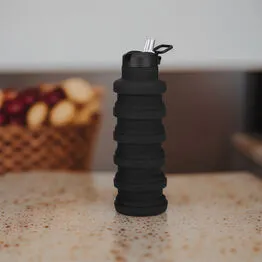 Garrafa Silicone Retrátil Dobrável Portátil 500ml com Bico e Alça Preta