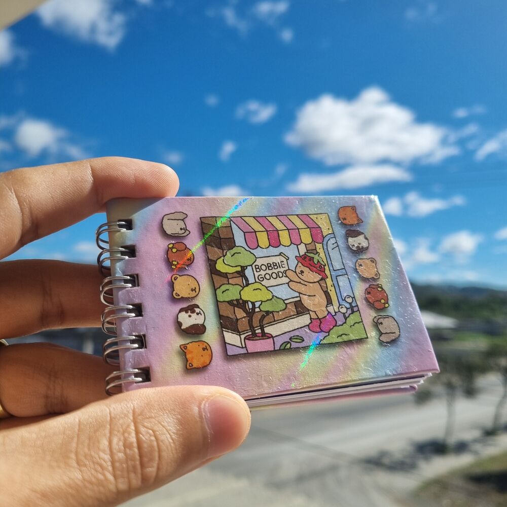 Mini Caderno Chaveiro Bobbie Goods Capa Dura Holográfica 9x6cm - 30 Folhas