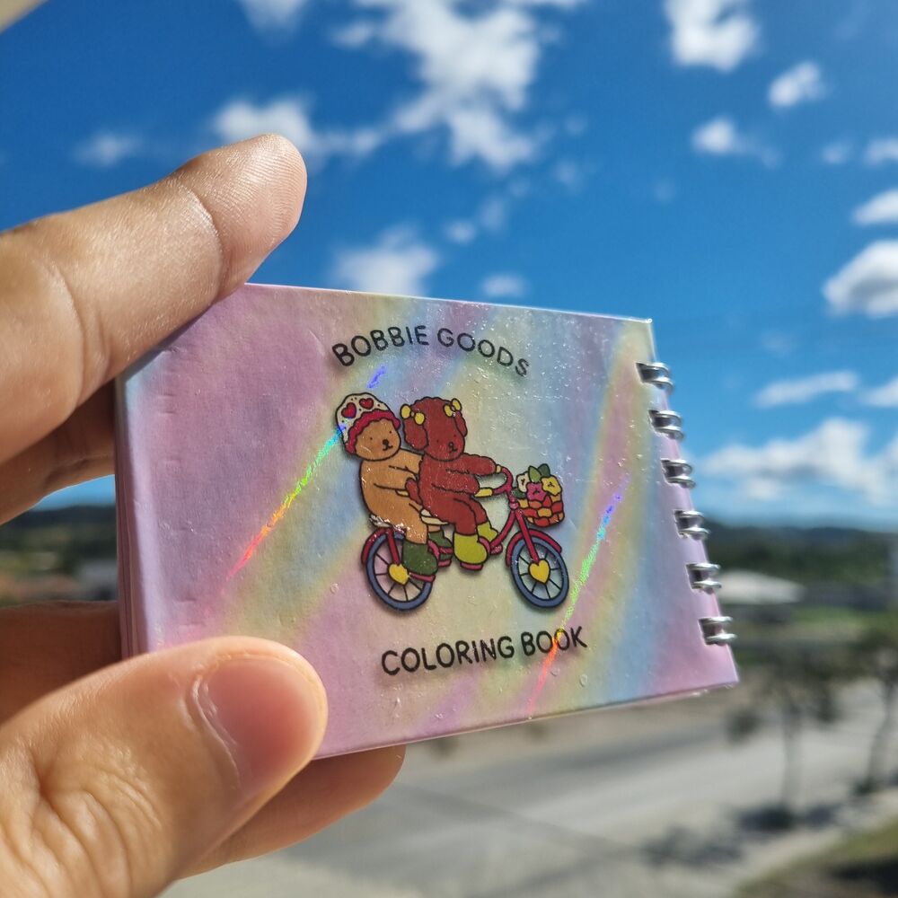 Mini Caderno Chaveiro Bobbie Goods Capa Dura Holográfica 9x6cm - 30 Folhas