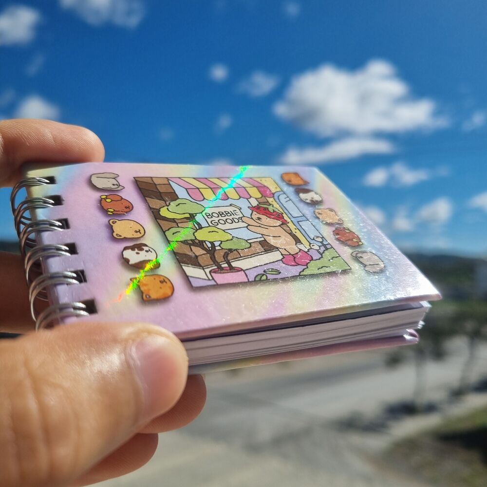 Mini Caderno Chaveiro Bobbie Goods Capa Dura Holográfica 9x6cm - 30 Folhas