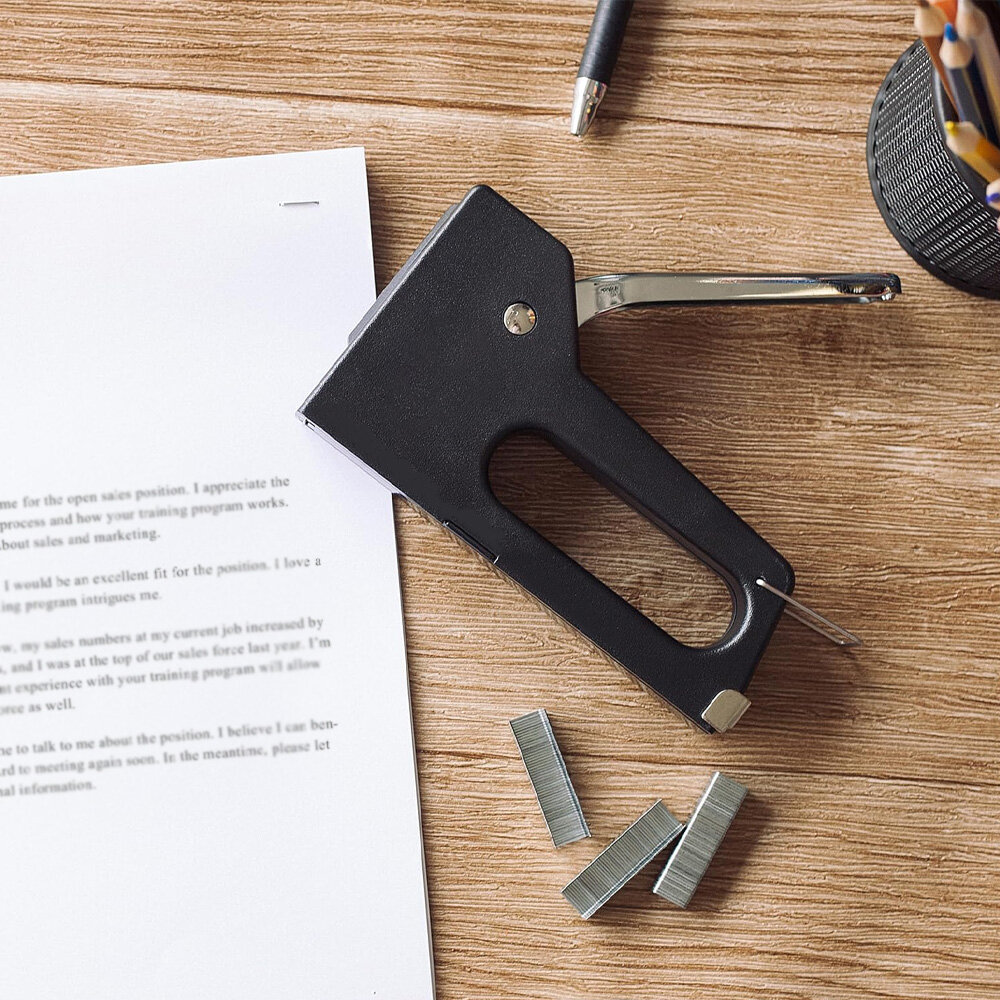 Grampeador Tapeceiro Plástico Preto com Alavanca Metálica Manual