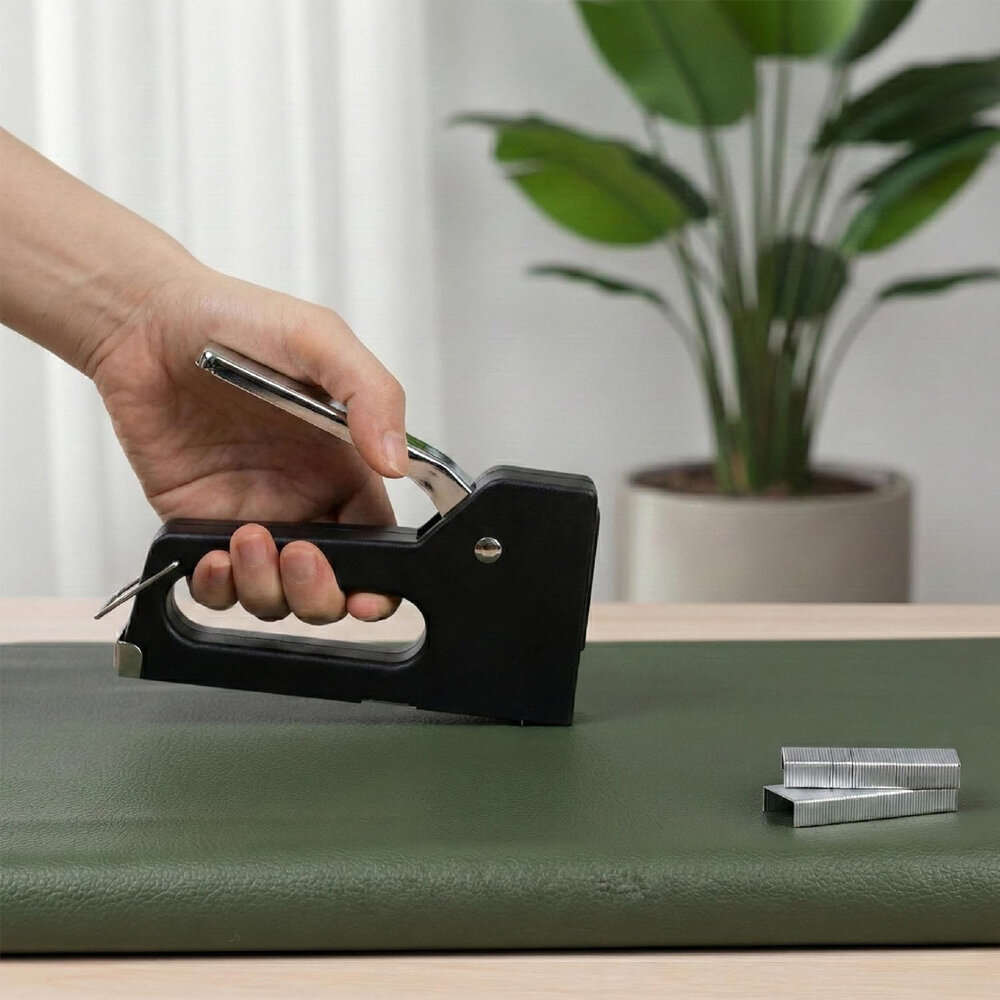 Grampeador Tapeceiro Plástico Preto com Alavanca Metálica Manual